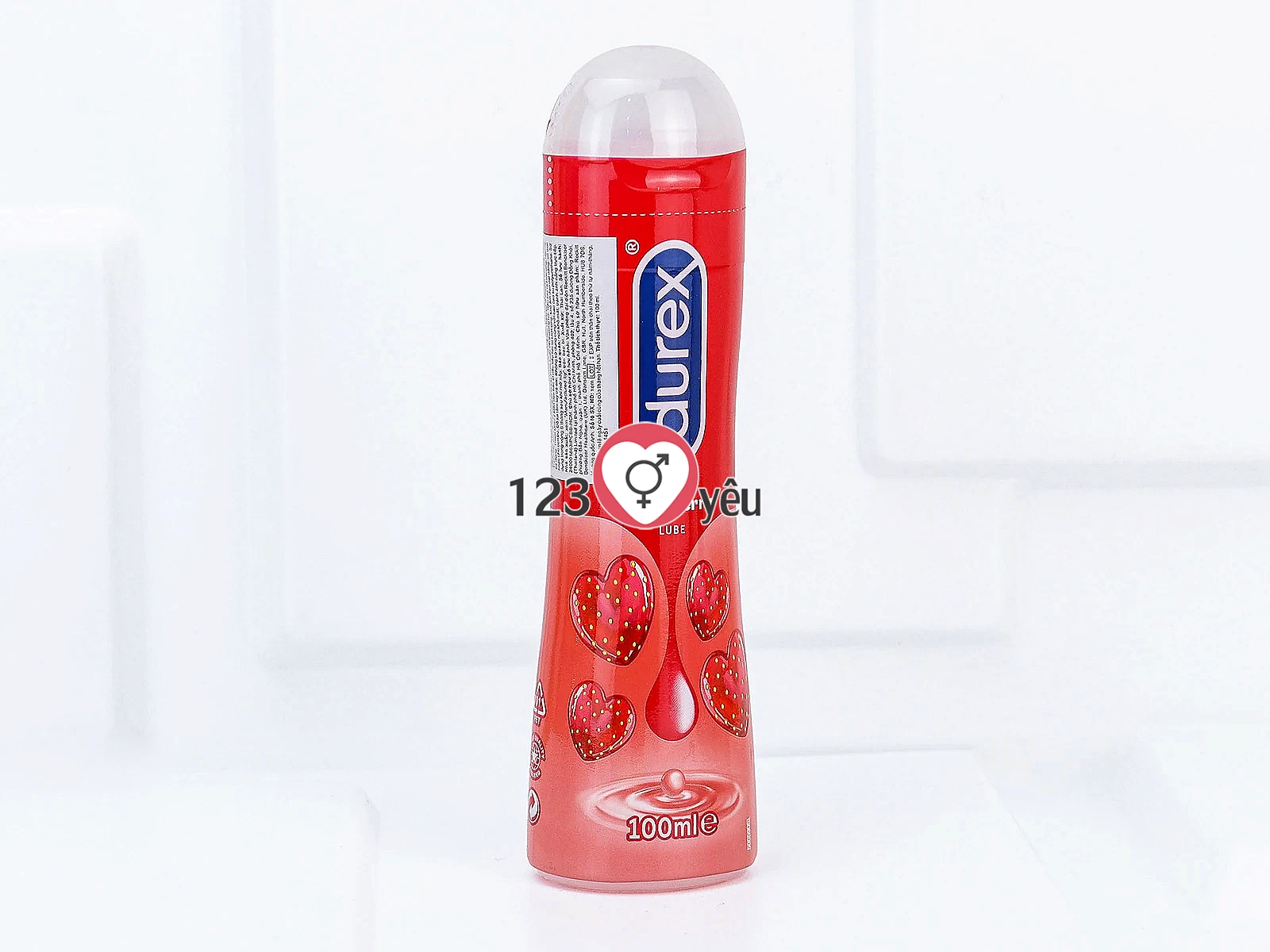 Gel bôi trơn gốc nước DUREX Play Saucy Strawberry giúp giảm khô rát, tăng độ ẩm tự nhiên.