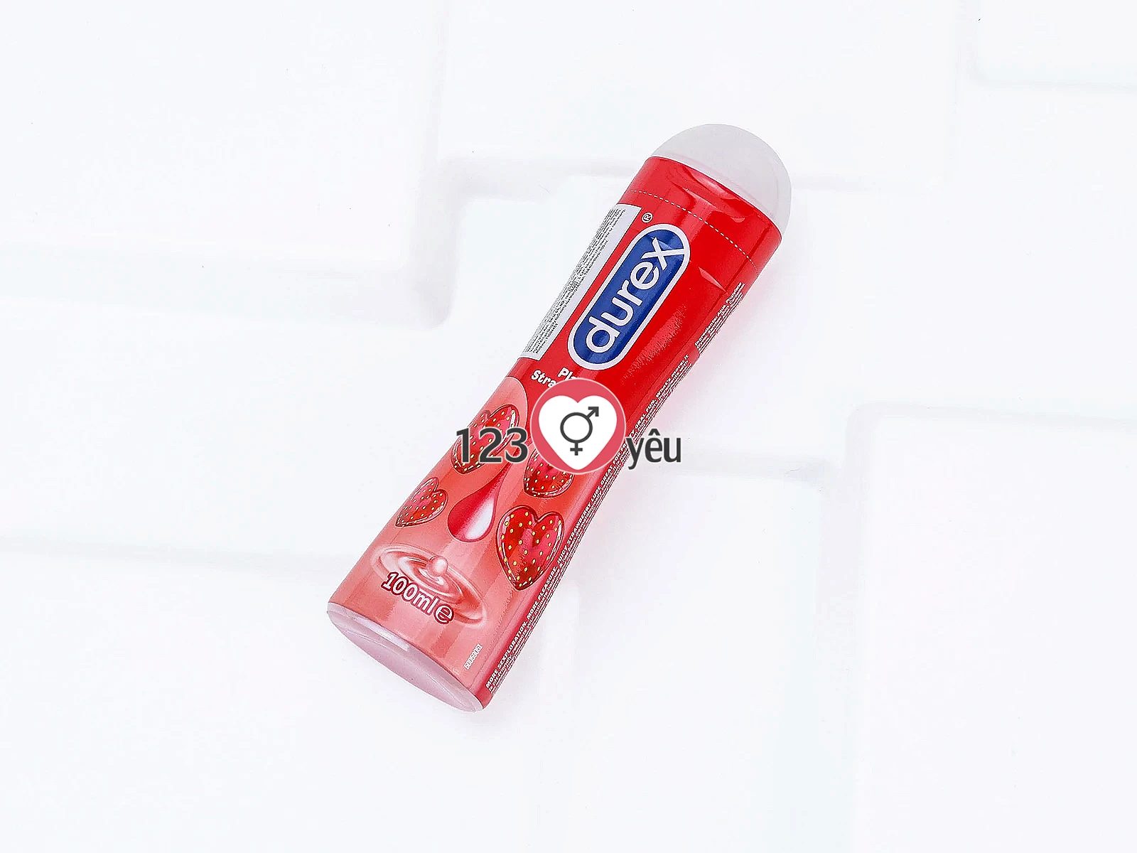 Gel bôi trơn gốc nước DUREX Play Saucy Strawberry giúp giảm khô rát, tăng độ ẩm tự nhiên.