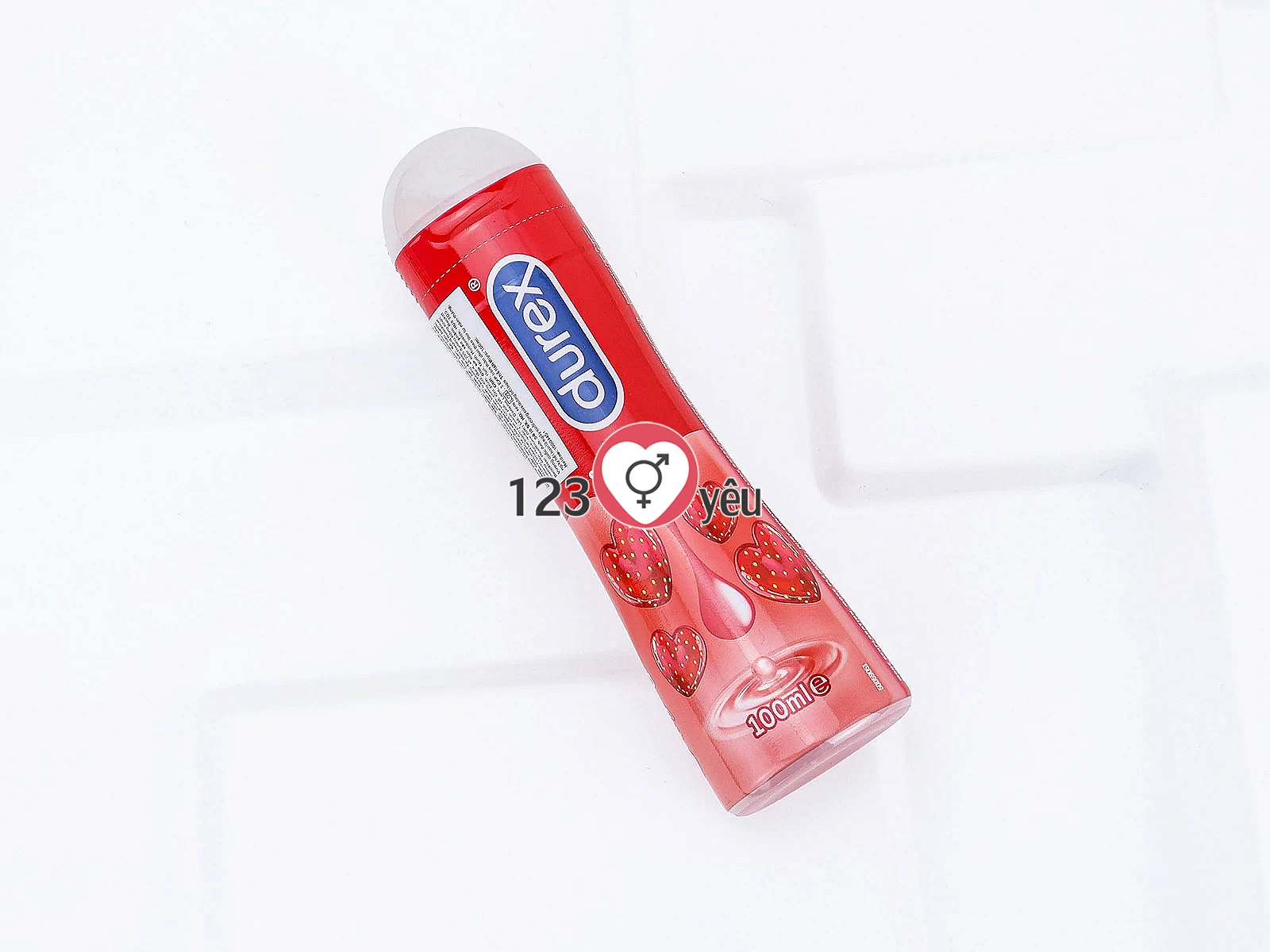 Gel bôi trơn gốc nước DUREX Play Saucy Strawberry giúp giảm khô rát, tăng độ ẩm tự nhiên.
