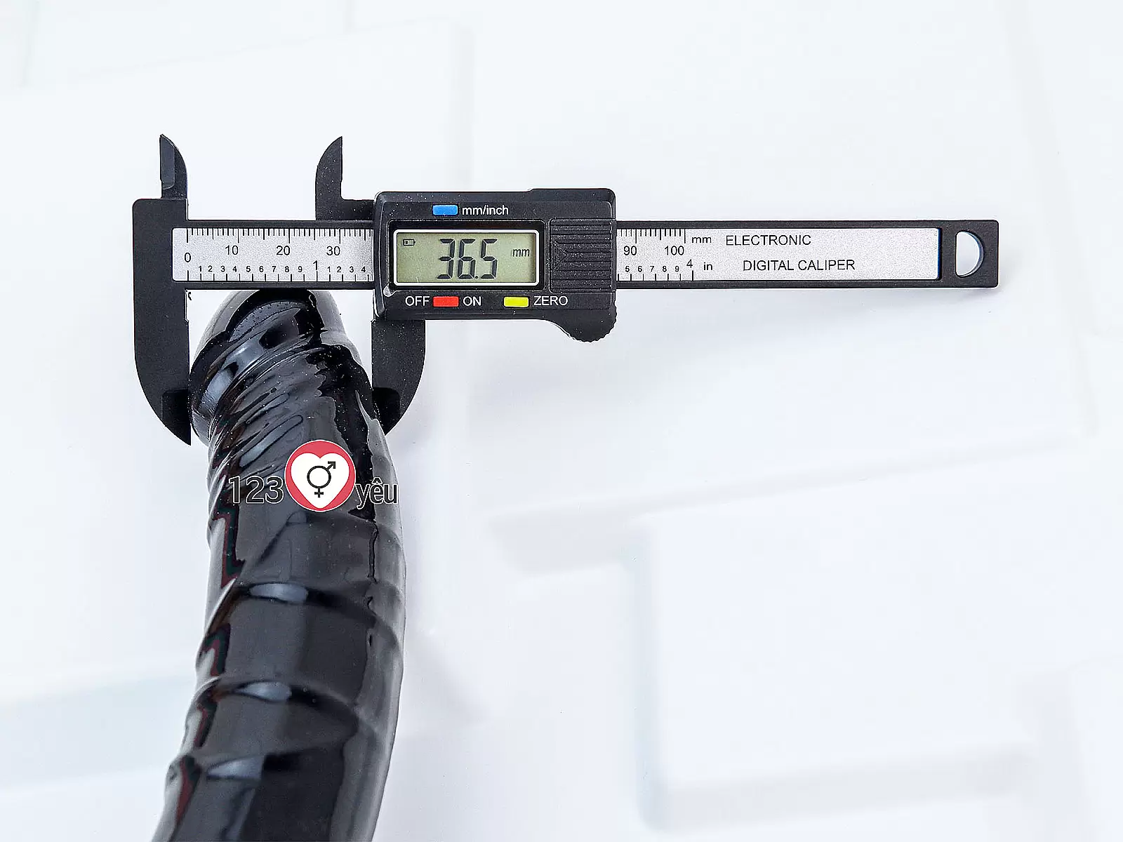 Dương vật giả có đế uốn cong silicon màu đen