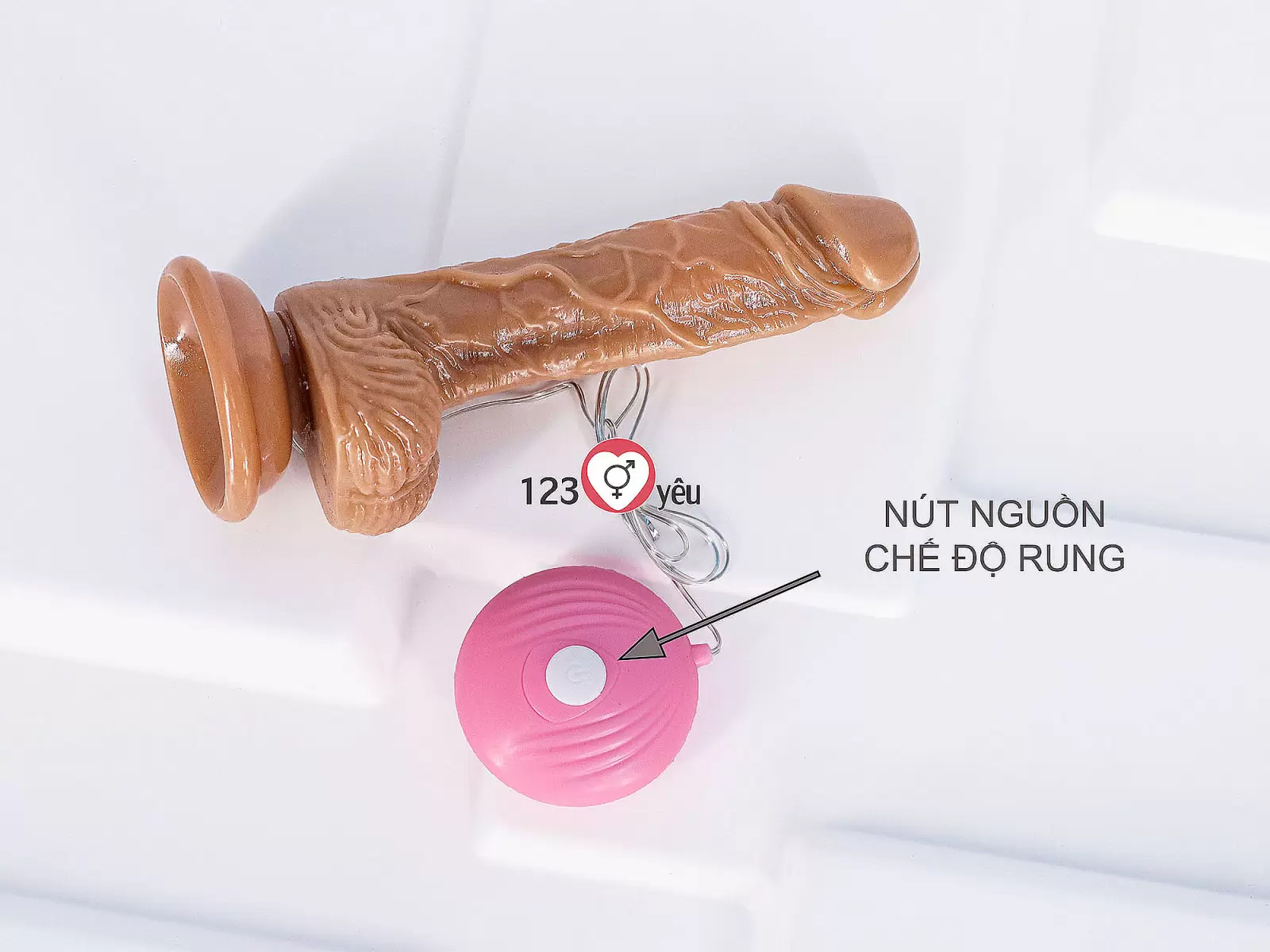 Dương vật giả dây đeo có bìu kèm điều khiển rung nhiều chế độ