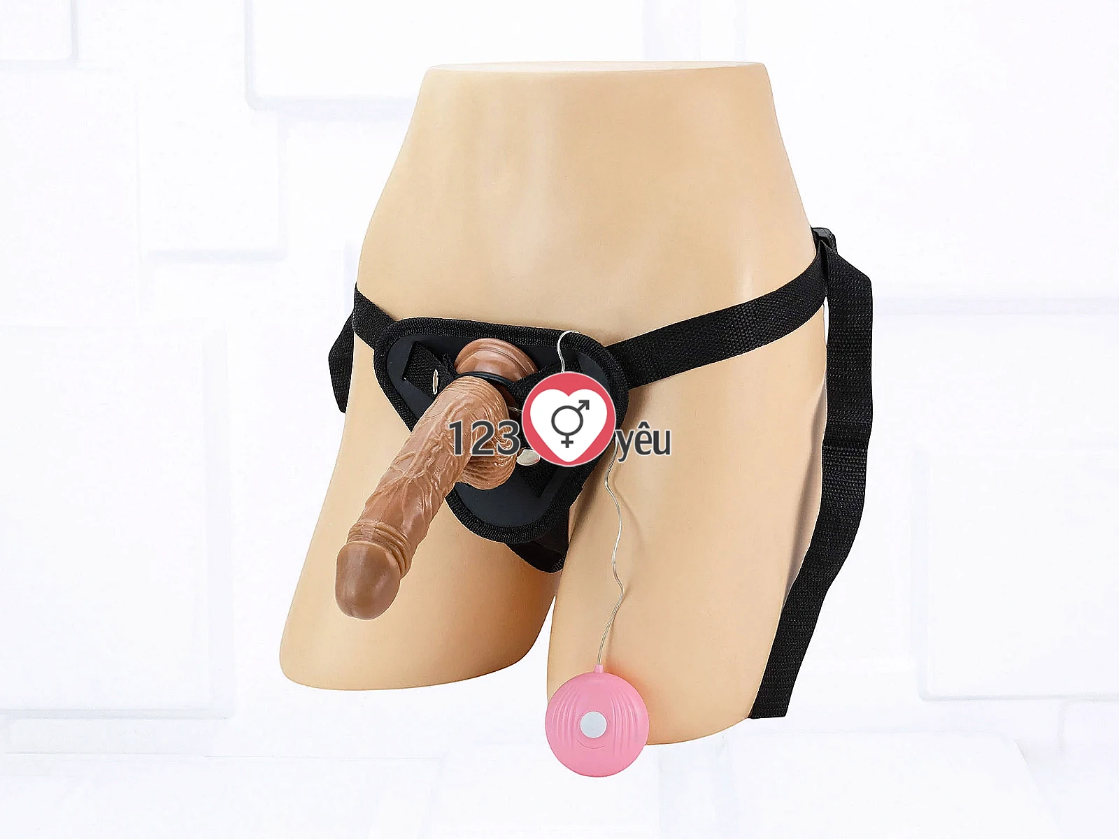 Dương vật giả dây đeo có bìu kèm điều khiển rung nhiều chế độ