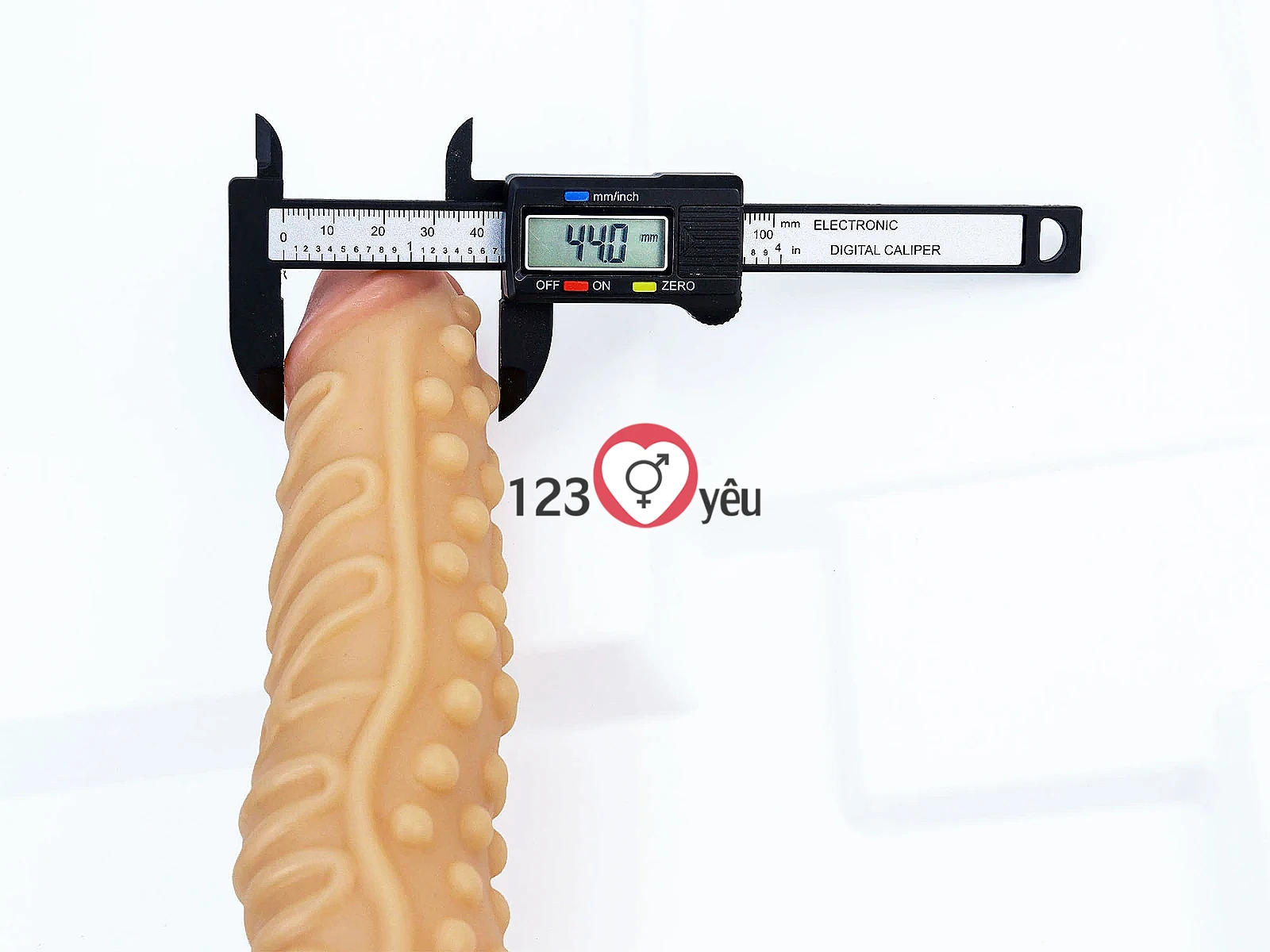Dương vật giả có đế gân guốc siêu khủng