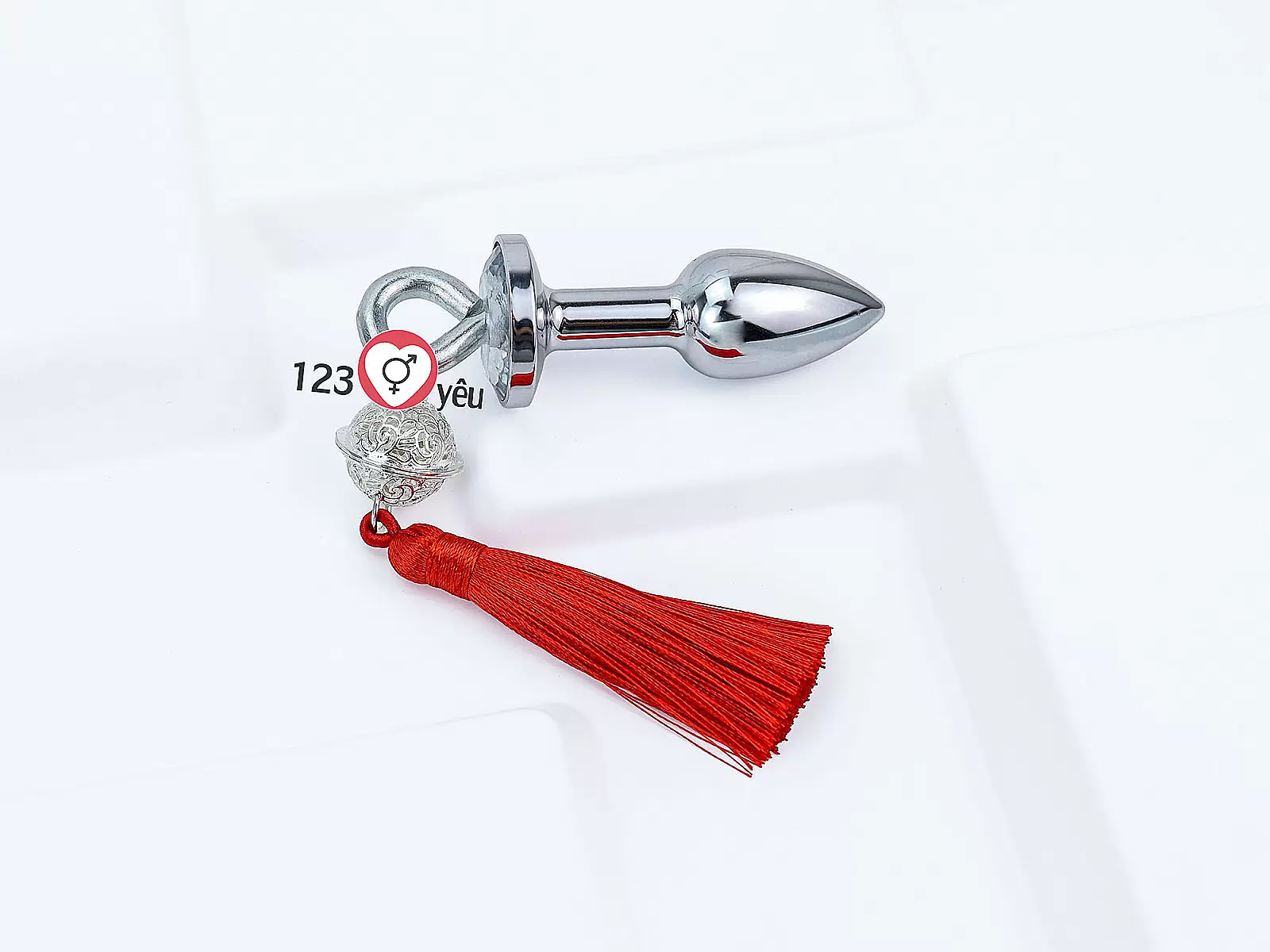 Đồ chơi kích hậu inox cao cấp kèm tua đỏ quyến rũ