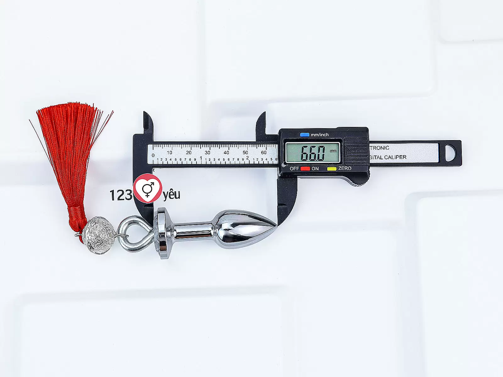 Đồ chơi kích hậu inox cao cấp kèm tua đỏ quyến rũ