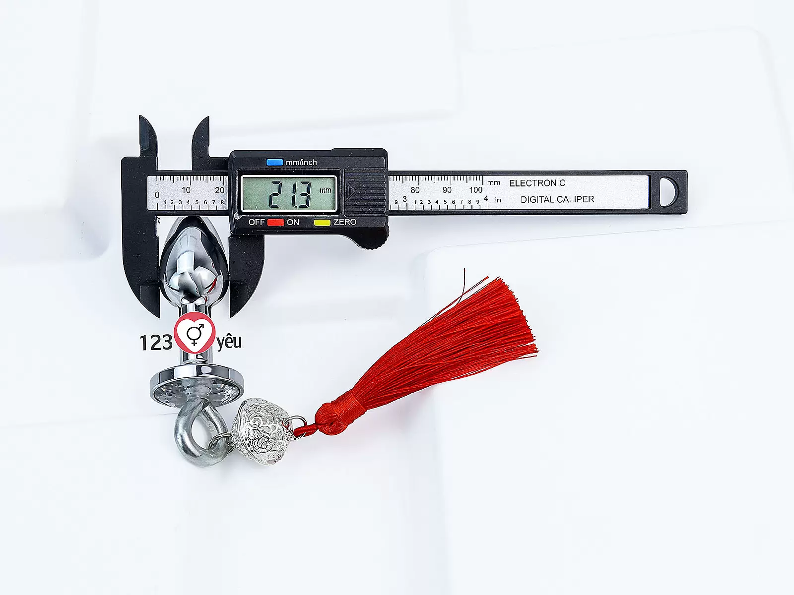 Đồ chơi kích hậu inox cao cấp kèm tua đỏ quyến rũ