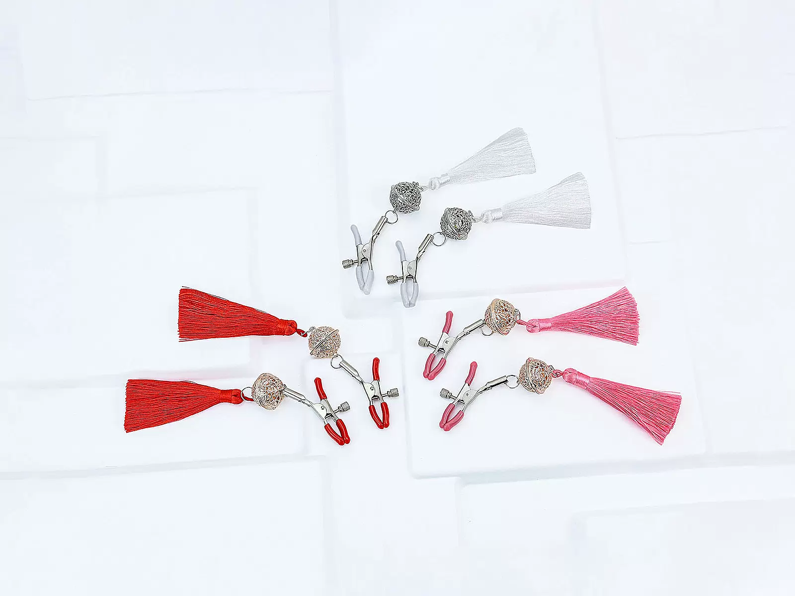 Lục lạc kẹp ti bạo dâm 3 màu kích thích dành cho nữ