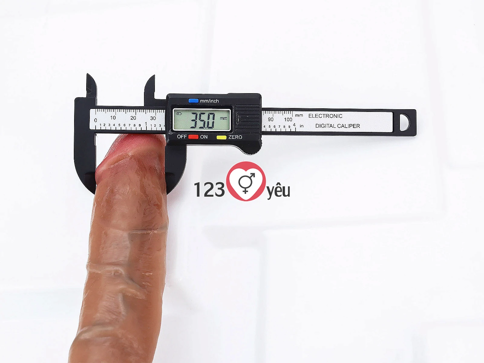 Dương vật giả có đế màu nâu nam tính mạnh mẽ