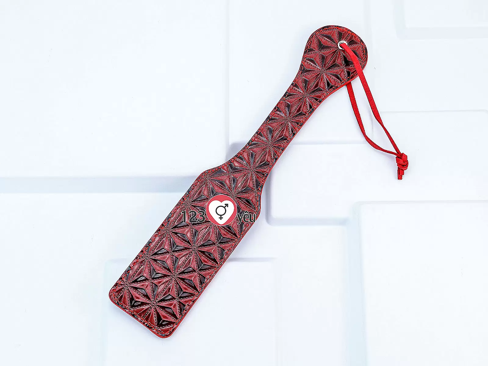 Đồ chơi bạo dâm cây phết mông màu đỏ kích thích cuộc yêu nồng cháy