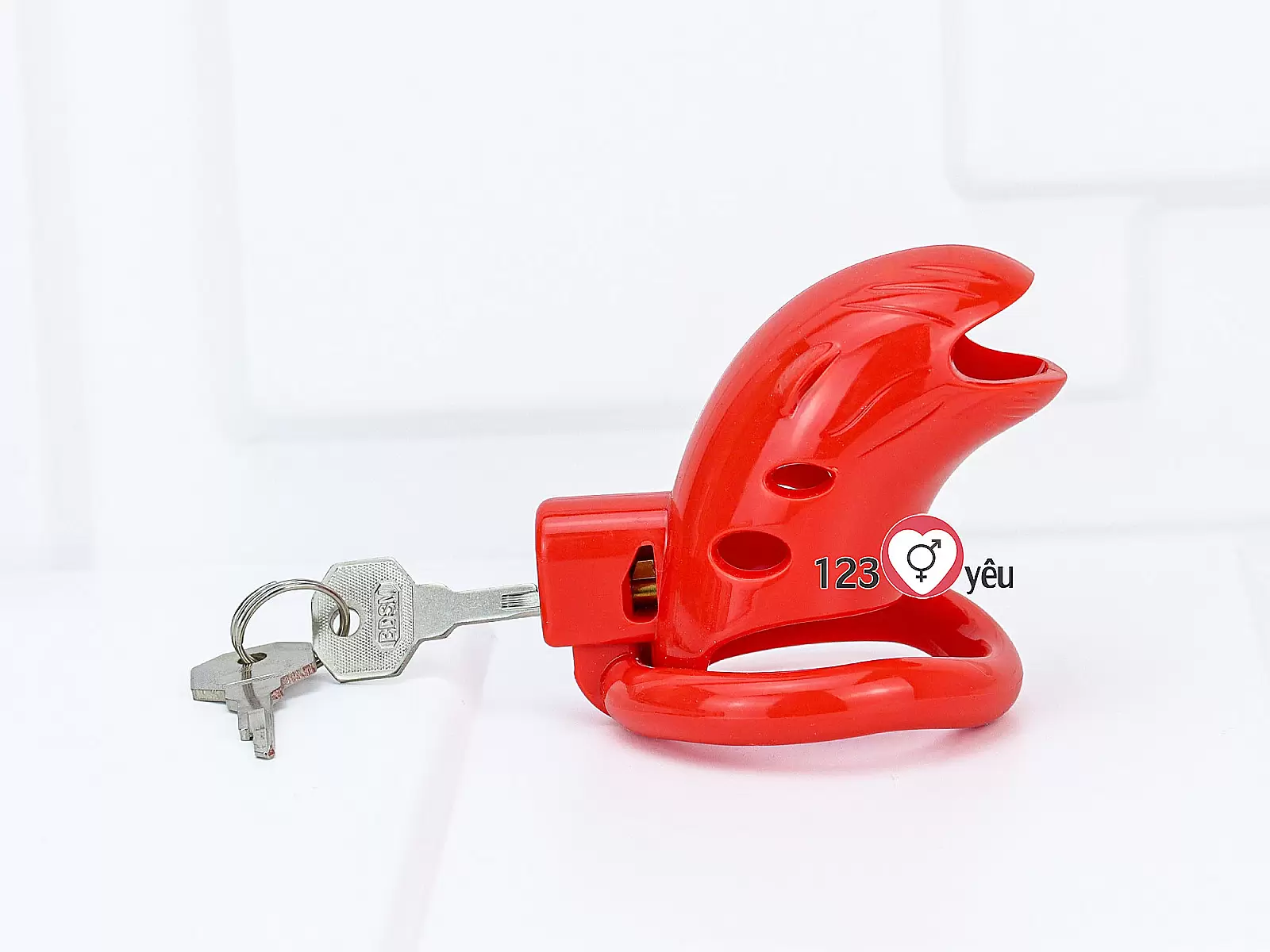 Khóa dương vật nhựa đỏ có chìa khóa phụ kiện sextoy nam tăng cảm giác kiểm soát đầy thú vị