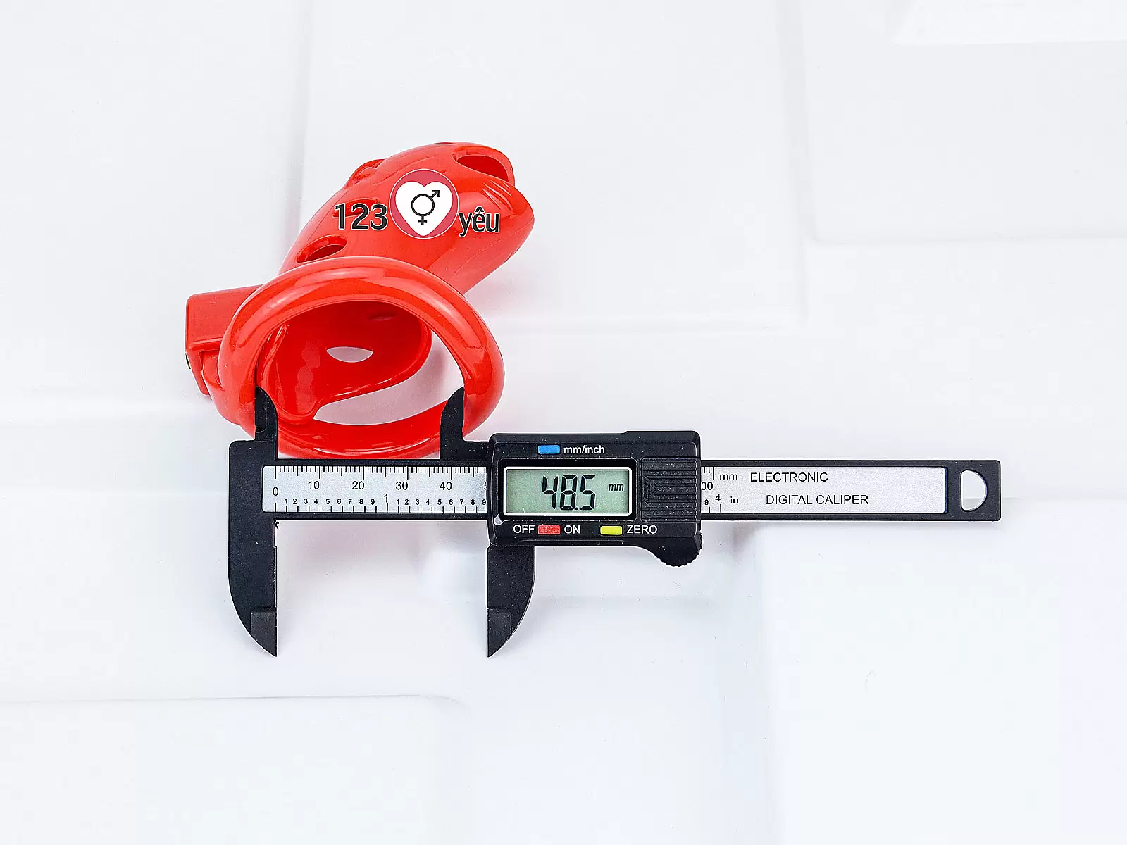 Khóa dương vật nhựa đỏ có chìa khóa phụ kiện sextoy nam tăng cảm giác kiểm soát đầy thú vị