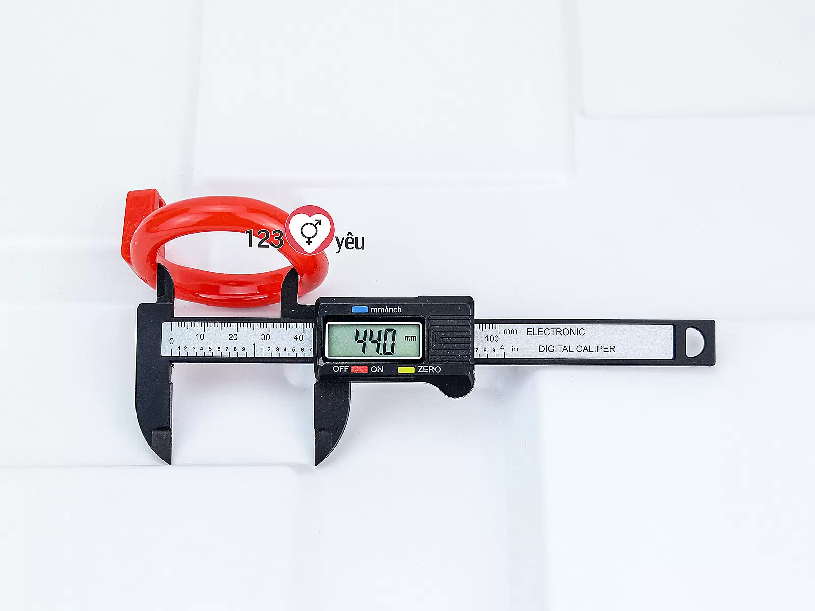 Khóa dương vật nhựa đỏ có chìa khóa phụ kiện sextoy nam tăng cảm giác kiểm soát đầy thú vị