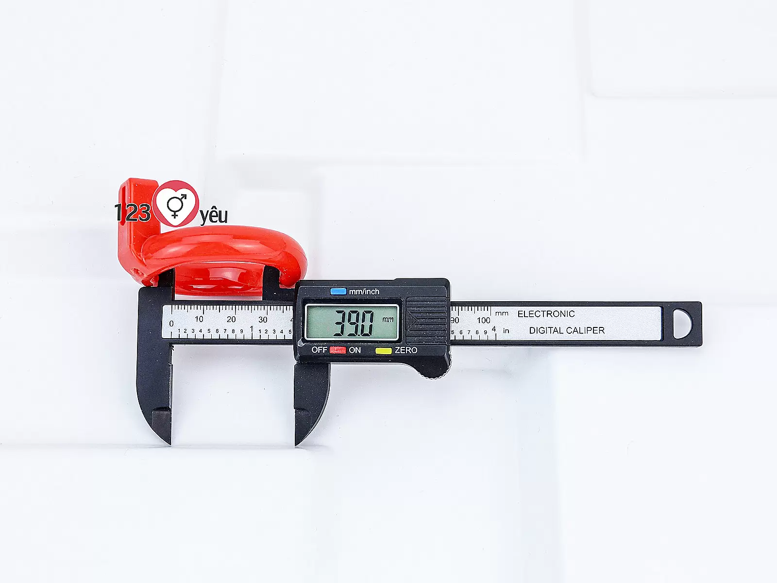 Khóa dương vật nhựa đỏ có chìa khóa phụ kiện sextoy nam tăng cảm giác kiểm soát đầy thú vị