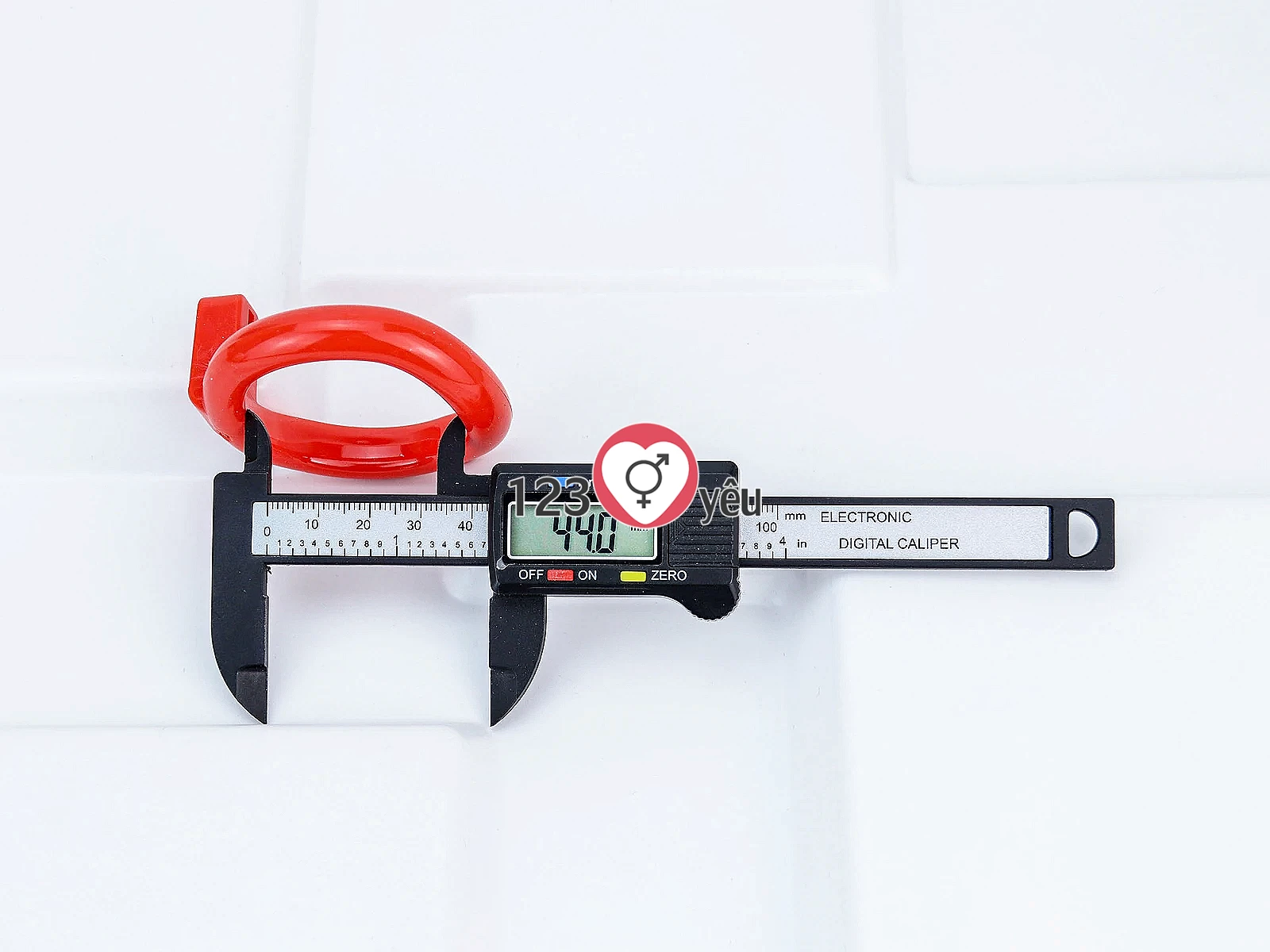 Khóa dương vật nhựa đỏ có chìa khóa phụ kiện sextoy nam tăng cảm giác kiểm soát