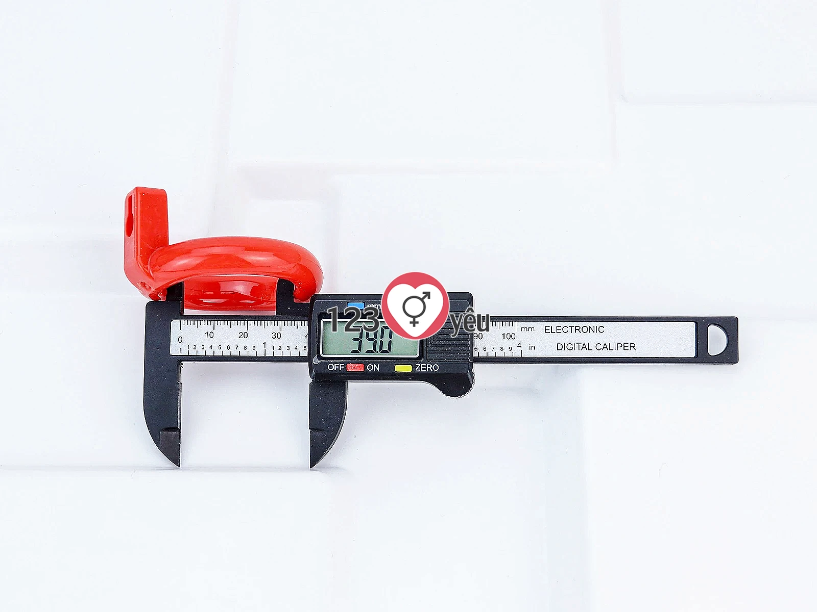 Khóa dương vật nhựa đỏ có chìa khóa phụ kiện sextoy nam tăng cảm giác kiểm soát