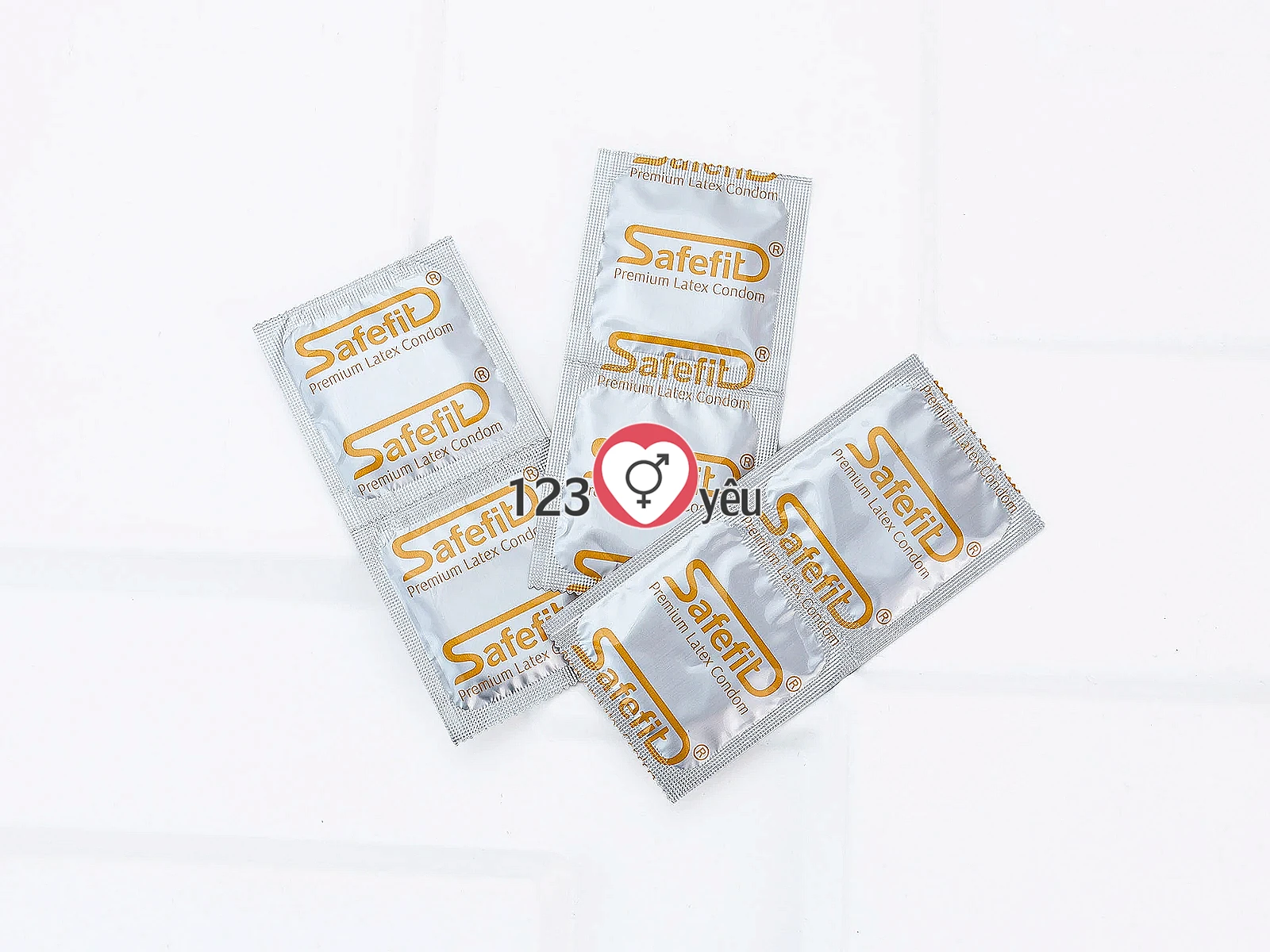 Bao cao su Safefit Smooth bôi trơn nhiều hơn giúp giảm ma sát, mang lại cảm giác êm ái