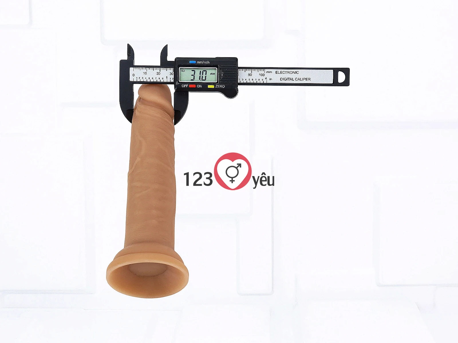 Quần chip tam giác + dương vật giả có đế sự kết hợp hoàn hảo