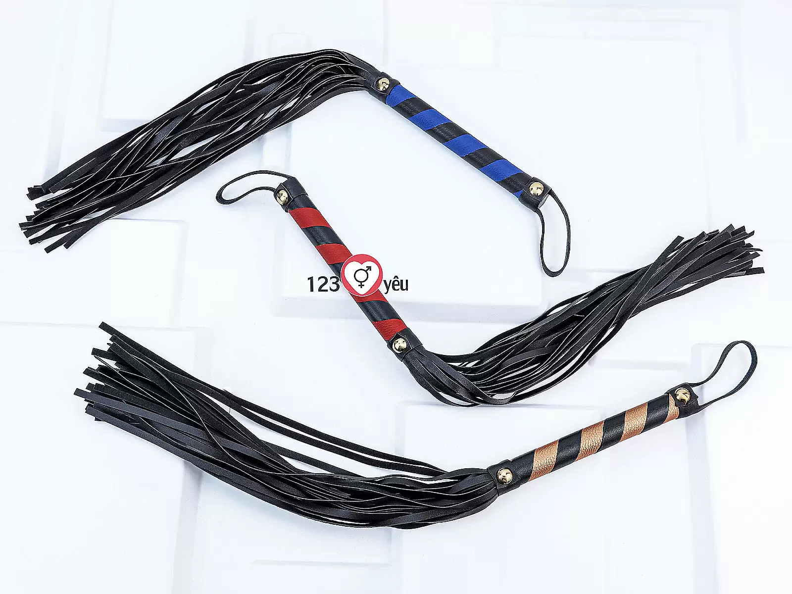 Đồ chơi bạo dâm roi da Luxury Fetish 3 màu