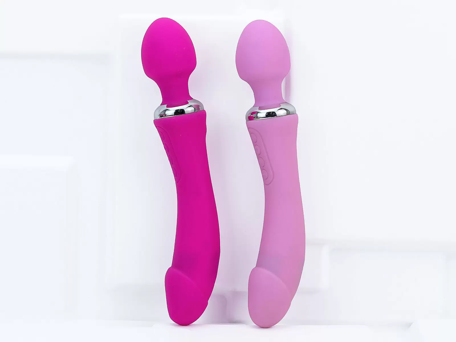Máy mát xa đi&ecirc;̉m G phát nhi&ecirc;̣t, rung 2 đ&acirc;̀u Double End pin sạc