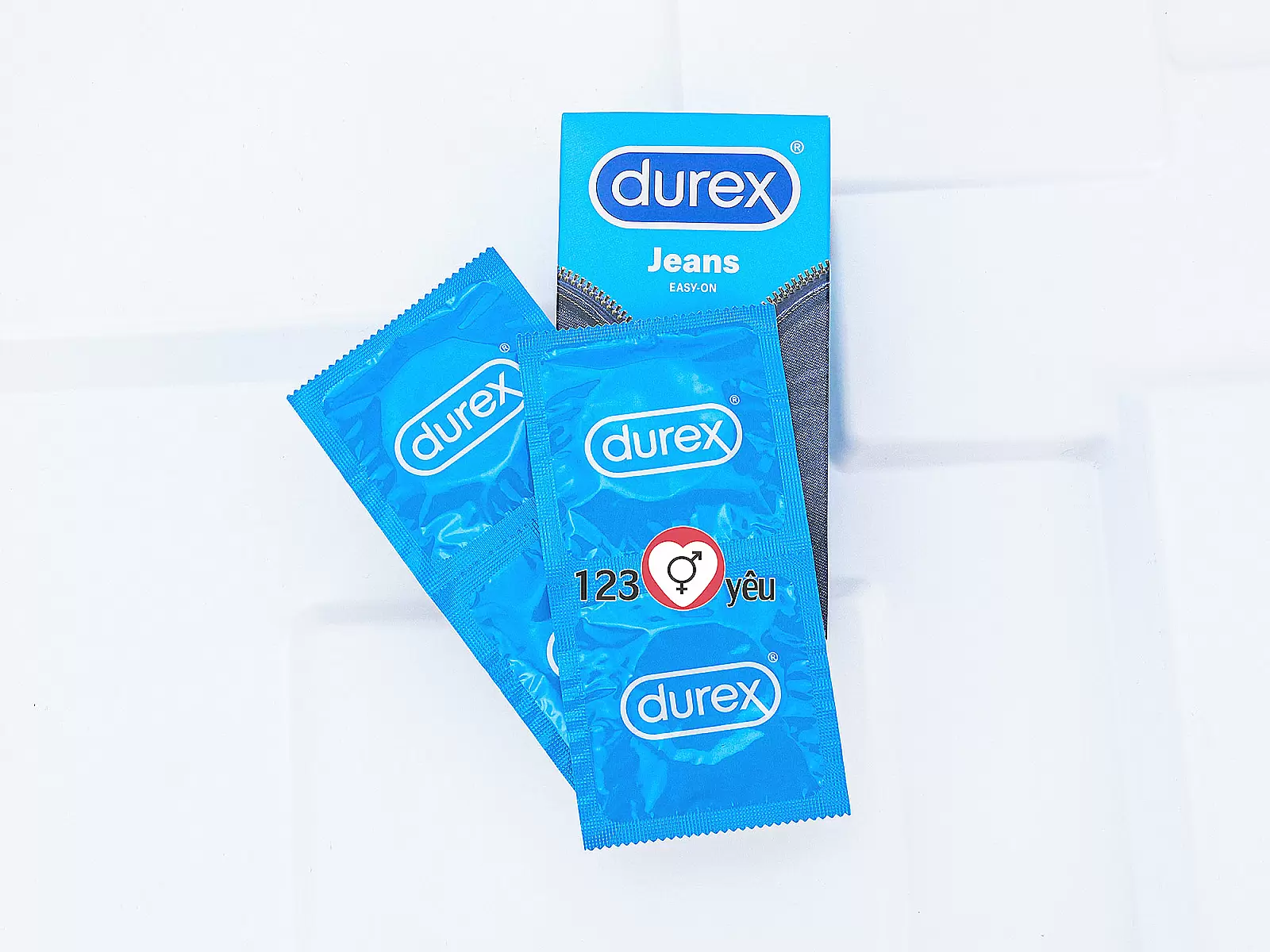 Bao cao su Durex Jeans Easy On giúp giảm ma sát, hỗ trợ cuộc yêu mượt mà